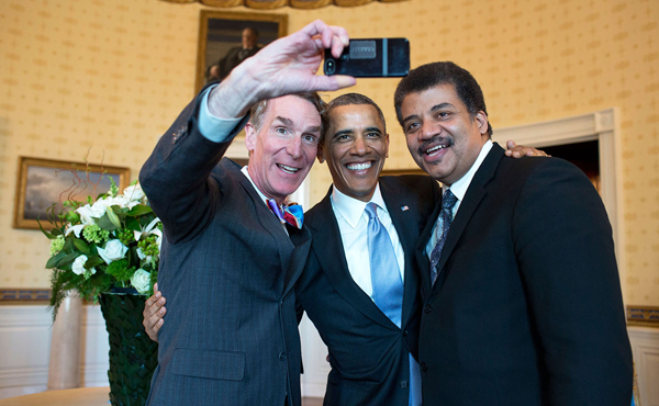Bill Nye, Barack Obama und Neil DeGrasse Tyson posieren für ein Selfie