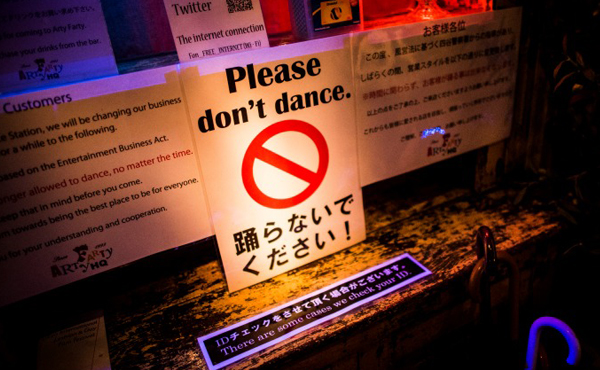 Foto eines Please-don’t-dance-Schildes in Japan