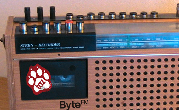Foto von einem Radiogerät mit taz- und ByteFM-Aufklebern