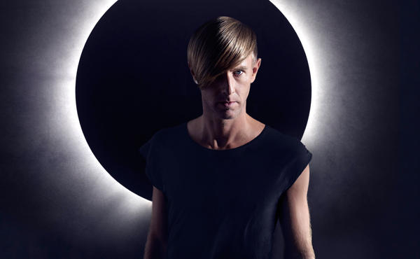 Richie Hawtin stößt Fan Monitorbox in den Bauch