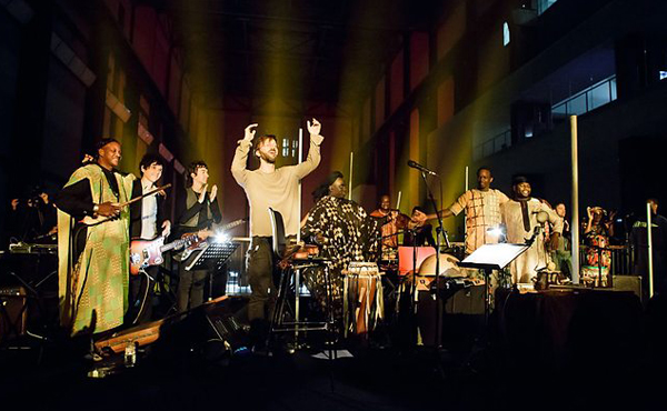 Britisch-malisches Orchester Africa Express führt Terry Rileys „In C“ in London auf