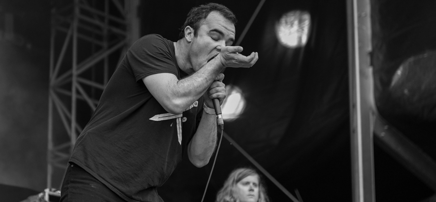 Future Islands Frontmann Samuel T. Herring bei einem Konzert