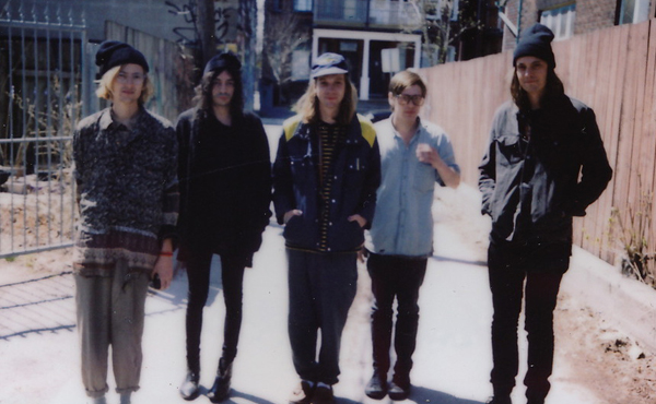 Foto von der Band DIIV, zu Hause beim Label Captured Tracks