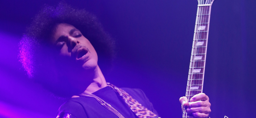 Foto von Prince mit Gitarre