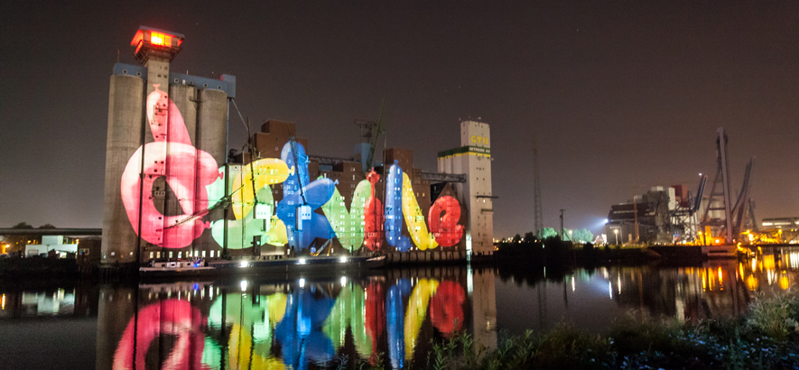 Foto vom Rethespeicher gegenüber des Festivalgeländes vom MS Dockville bei Nacht