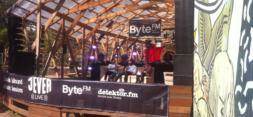 Foto von José González bei den MS Dockville Talks & Acoustic Sessions 2015 zwischen Michael Hager und Christa Herdering von ByteFM