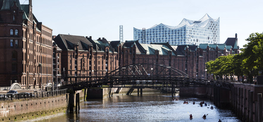 Speicherstadt mit Elbphilharmonie im Hintergrund