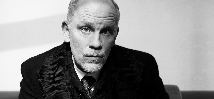 Foto von John Malkovich, der mit der One-Man-Show Just Call Me God in der Elbphilharmonie zu erleben ist, worum es auch im Elbphilharmonie Mixtape geht