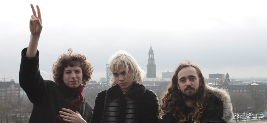 Foto von Sunflower Bean auf dem Dach des Bunkers in der Hamburger Feldstraße