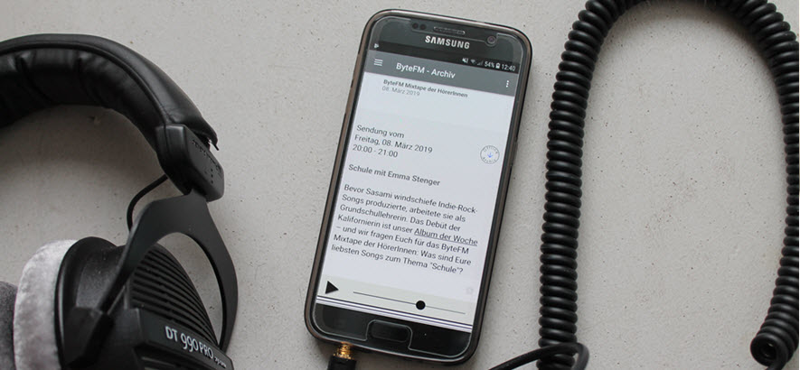 Foto von einem Android-Handy und ByteFM App