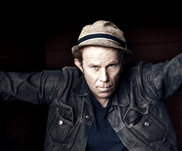 Tom Waits – „Hoist That Rag“