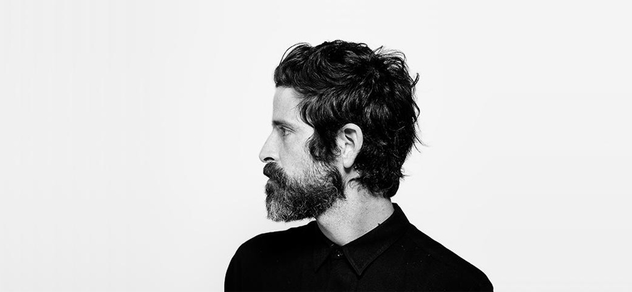 Portätfotografie des US-amerikanisch-venezolanischen Musikers Devendra Banhart