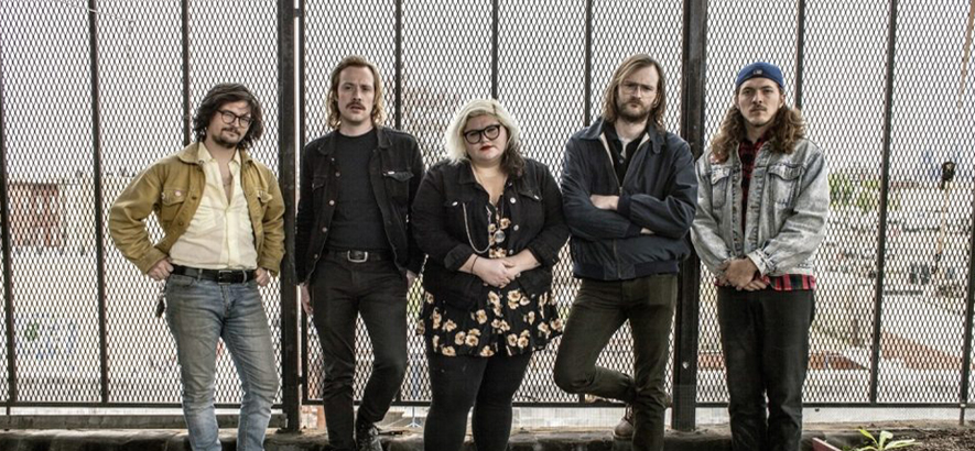 Das US-Quintett Sheer Mag vor urbanem Hintergrund