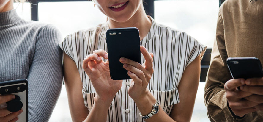 Foto von drei Personen mit Smartphones in der Hand (Social Media)