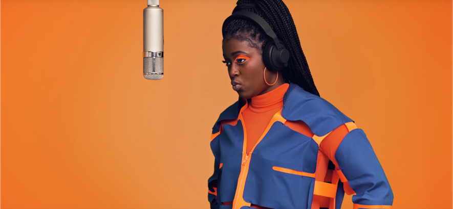 Die US-Rapperin Tierra Whack vor orangenem Hintergrund