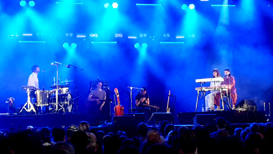 Foto der Musikerin Aldous Harding und ihrer Band beim Auftritt auf dem Roskilde Festival