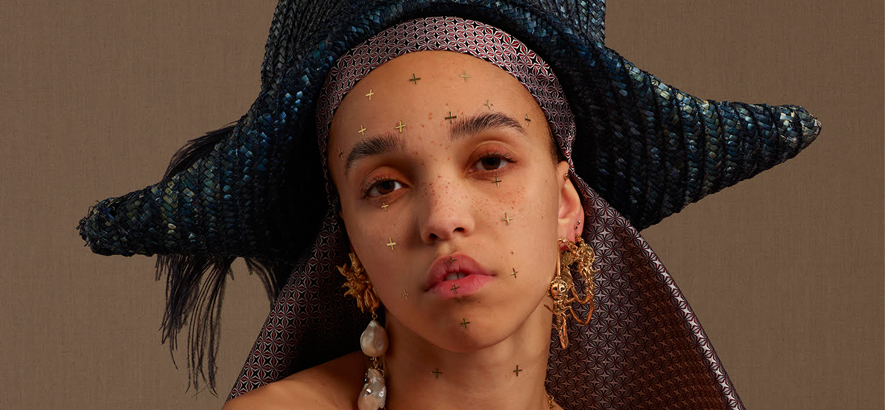 Tahliah Barnett alias FKA Twigs. Ihr Song „Holy Terrain“ ist heute unser Track des Tages.