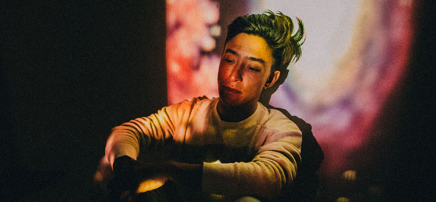 Fotos des Musikers Shigeto. Sein Song „Barry White“ ist unser Track des Tages.