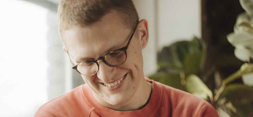 Der Klang- und Hirnforscher Sam Shepherd alias Floating Points. „Anasickmodular“ von seinem neuen Album „Crush“ ist heute unser Track des Tages.