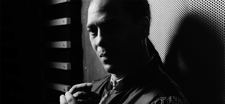 Der Musiker Ryan Owen Granville Williams alias Roni Size. Anässlich seines 50. Geburtstages ist „Brown Paper Bag“ unser Track des Tages.