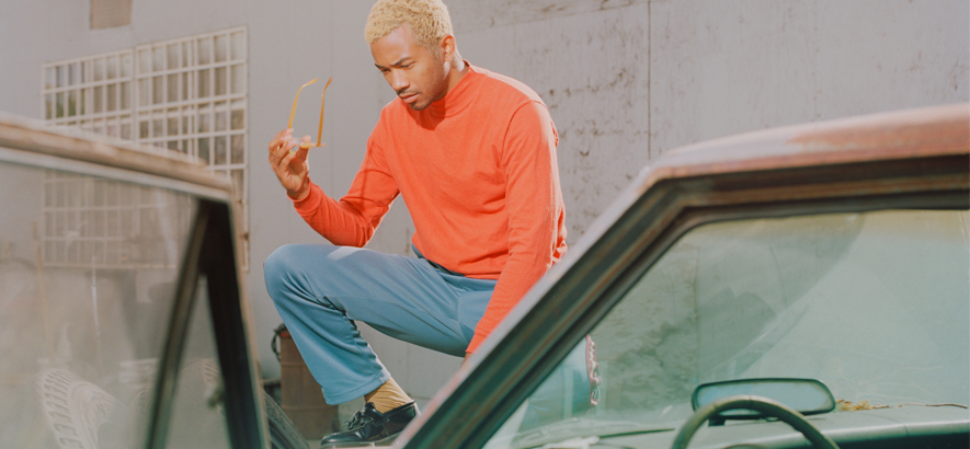 Chaz Bundick aka Toro Y Moi. In seinem neuen Video zu „New House“ treffen langsame Beats und Autotune-Melancholie auf eine verregnete Beton-Wohnsiedlung.