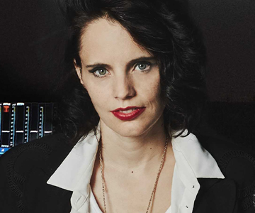 Anna Calvi kündigt Rework-Album „Hunted“ an