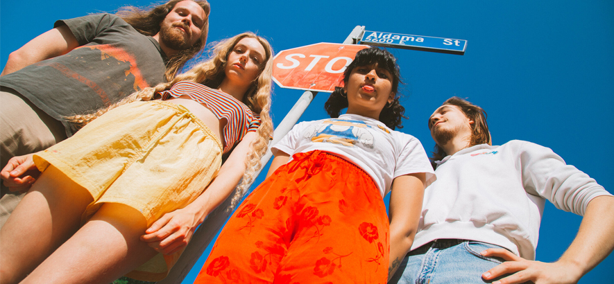 Pressefoto der Band Mamalarky. Musikalische Raserei trifft in ihrer neuen Single „Fury“ auf Harmonie und Psychedelia.