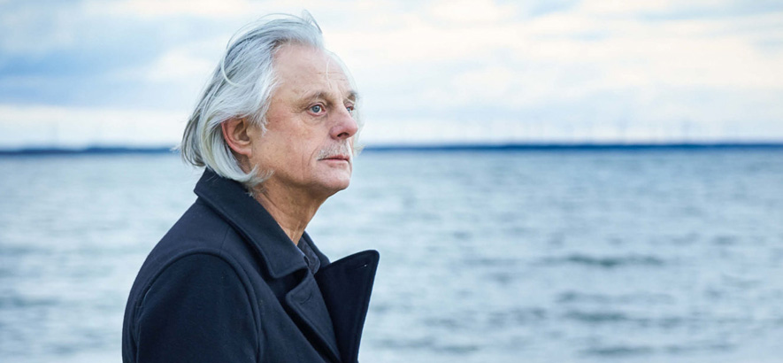 Pressefoto von Manfred Eicher, der im Februar 2020 die Reihe „Reflektor“ in der Elbphilharmonie kuratiert