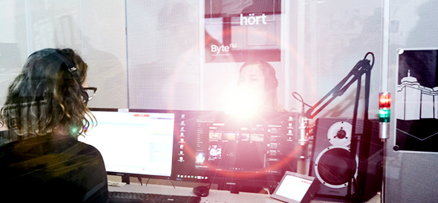 Foto von einem Mann und einer Frau, die im ByteFM Studio sitzen