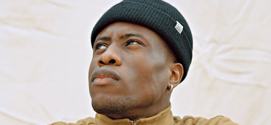Der zwischen Nigeria und Großbritannien aufgewachsene Rapper und Sänger Obongjayar.