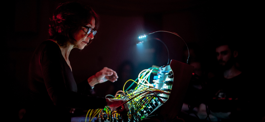 Foto der Musikerin Suzanne Ciani