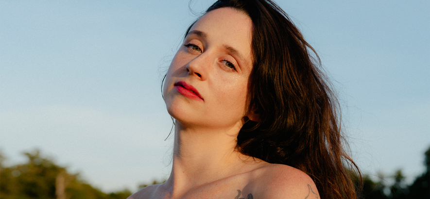 Foto von Katie Crutchfield alias Waxahatchee, die im März 2020 ein neues Album veröffentlicht.