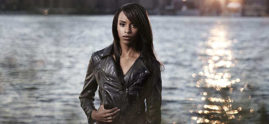 HipHop-MC Angel Haze. Hazes Stück „Pearl & Water“ hat eine Atmosphäre samtiger Wut und ist heute ByteFM Track des Tages.