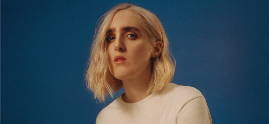 Shura, deren Song „Elevator Girl“ keine Fahrstuhlmusik, aber dafür heute unser Track des Tages ist.