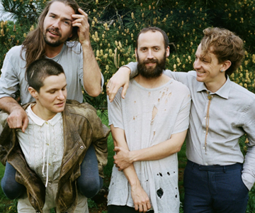 Big Thief: Neue Songs als Support für Road-Crew veröffentlicht