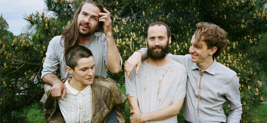 Die New Yorker Indie-Rock-Band Big Thief hat als Support für ihre Tour-Crew neue Songs veröffentlicht.