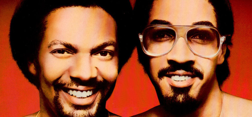 The Brothers Johnson auf dem Cover der Compilation „Stomp“. Ihr Song „Strawberry Letter 23“ erschien 1977 auf Erdbeer-Vinyl.