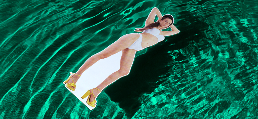 Foto eines im Pool schwimmenden lebensgroßen Pappaufstellers der Rapperin Haiyti, in deren Single „Photoshoot“ nur Augenblicke zählen.