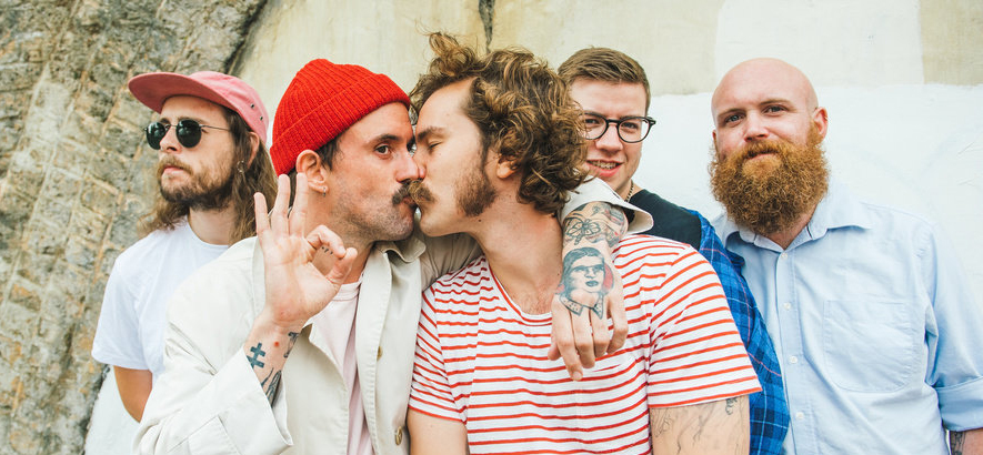 Die britische (Post-)Punkband Idles aus Bristol. Ihr Song „Mr. Motivator“ und dessen Video sin so realitätsnah wie klischeefern.