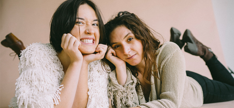 Foto von Sima Cunnningham und Macie Stewart alias Ohmme. Ihre Single „Selling Candy“ klingt gleichermaßen klebrig und zerstörerisch.