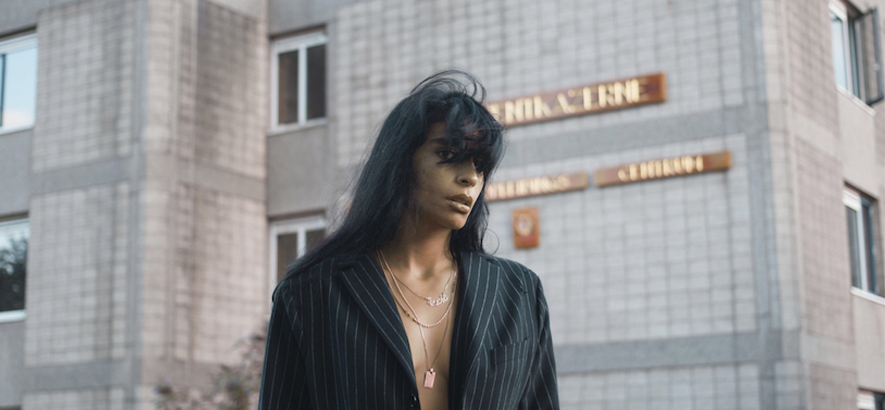 Die niederländisch-iranische Sängerin Sevdaliza hat eine neue Single mit dem Titel „Joanna“ veröffentlicht.