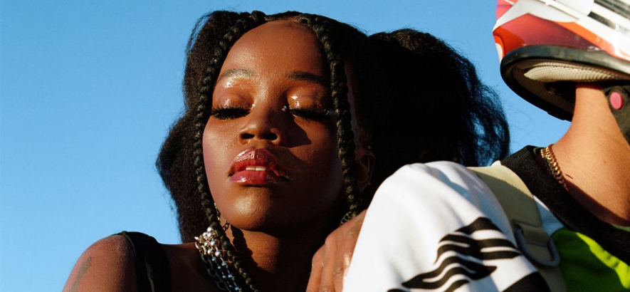 Bild der australischen Rapperin Tkay Maidza. Mit ihrer Single „Shook“ auf dem britischen Label 4AD soll nun auch das internationale Rap-Game durchgeschüttelt werden.