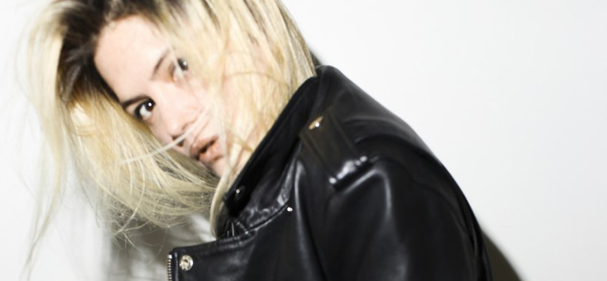 Foto von Alison Mosshart, die mit ihrer Single „Returning The Screw“ ein Spoken-Word-Soloalbum angekündigt hat.