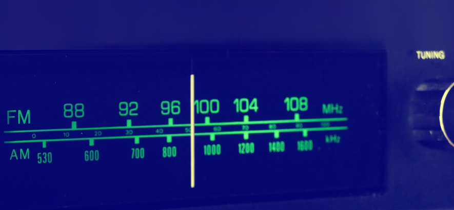 Foto eines Radios mit UKW-Anzeige.