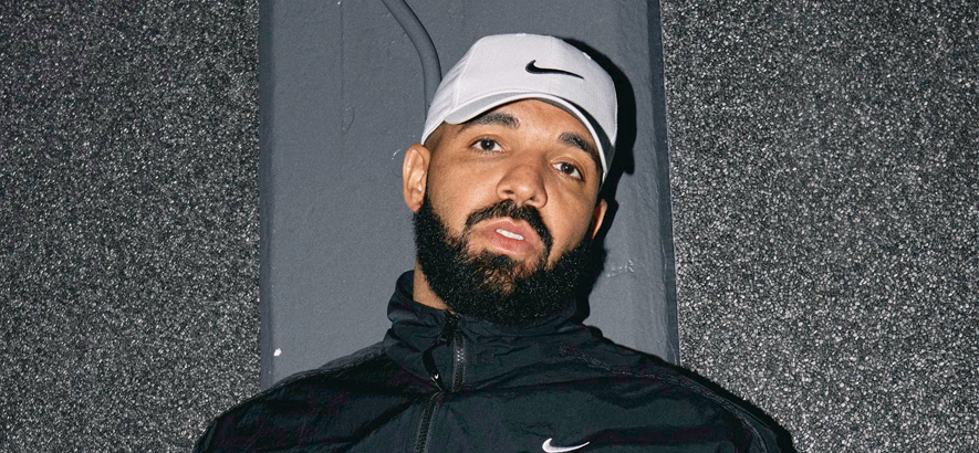 Pressebild des kanadischen Rappers Drake. Auf seiner Single „Over“ gab er vor zehn Jahren damit an, zu viele Gesichter im Laufe des Vorjahres kennengelernt zu haben.