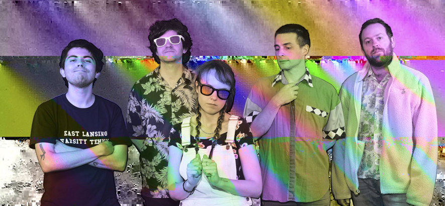 Pressebild der Band Guerilla Toss, deren Sängerin Kassie Carlson in der Single „Human Girl“ mit Zeichen der Selbstermächtigung spielt.