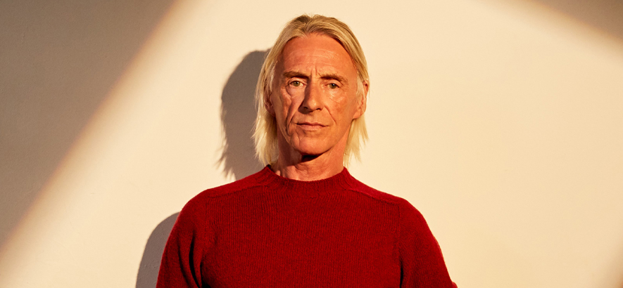 Foto des Sängers Paul Weller, der auf seiner Single „More“ in stilistischer Hochform ist.