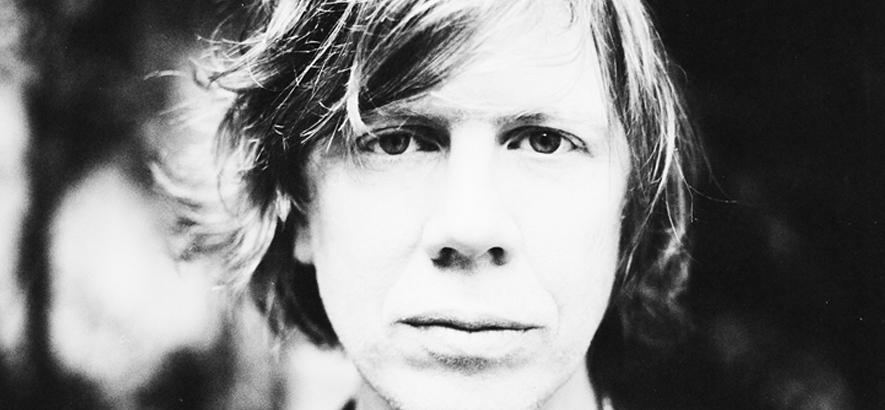 Thurston Moore, Mitglied der Band Sonic Youth, der einen neuen Song mit dem Titel „Strawberry Moon“ veröffentlicht hat.