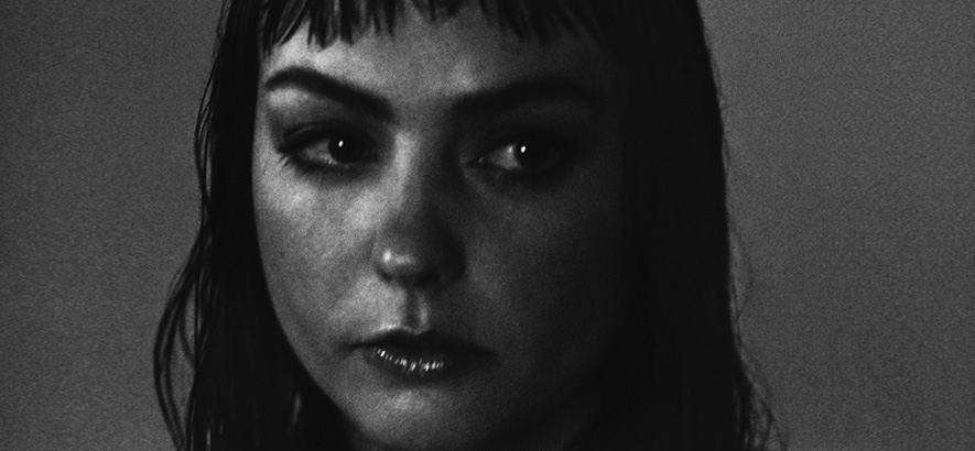 Foto der Musikerin Angel Olsen, die ihr neues Album „Whole New Mess“ angekündigt hat