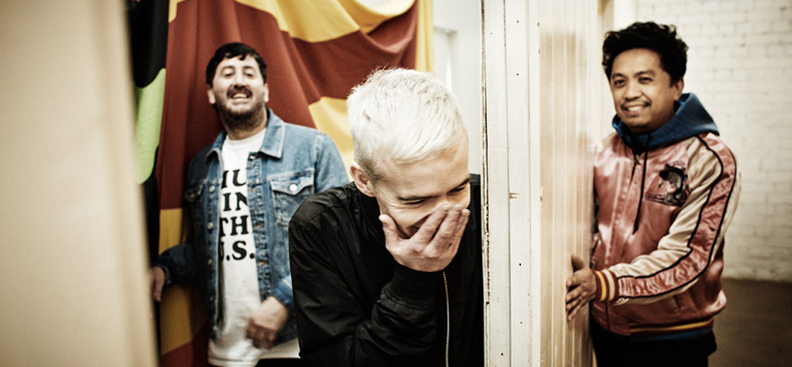 Foto der australischen Band The Avalanches, die zwei neue Singles, „Wherever You Go“ und „Reflecting Light“, veröffentlicht hat.